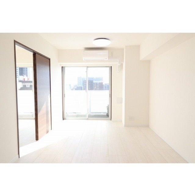Modern 1-Bedroom Condo in Minamioi 4