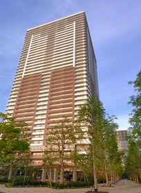Spacious 4-Bedroom Condo Near Station in Minamisenju 0