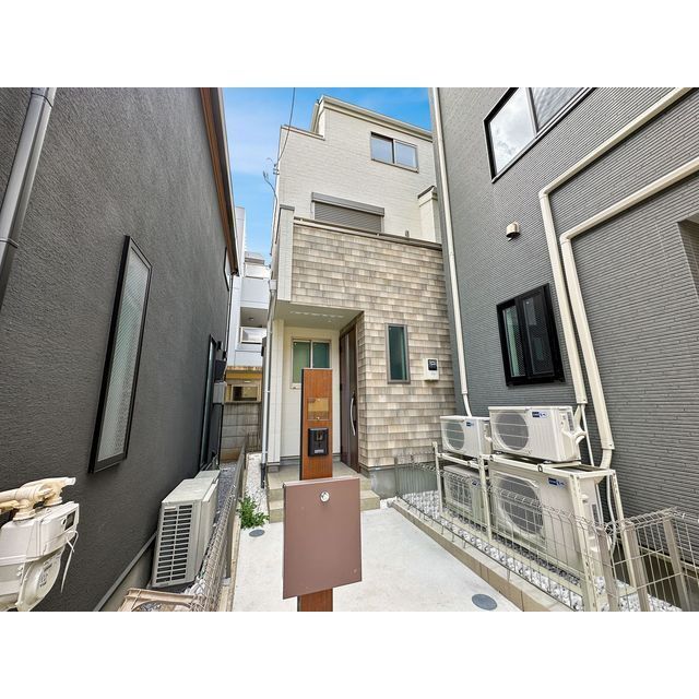 Modern 2-Bedroom House Near Station in Chihaya 0