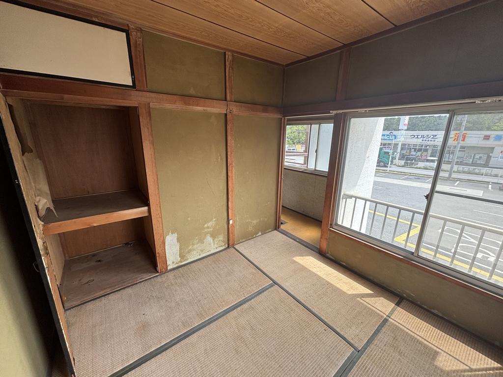 Vintage 3-Bedroom House in Tomida 4