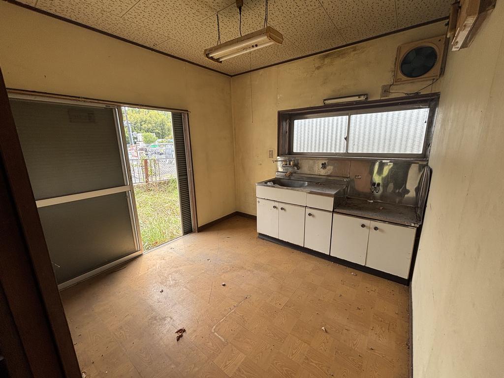 Vintage 3-Bedroom House in Tomida 6