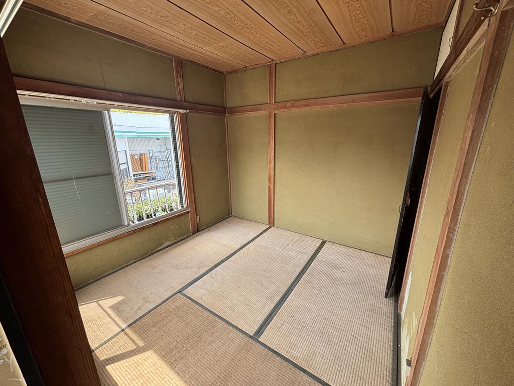 Vintage 3-Bedroom House in Tomida 5