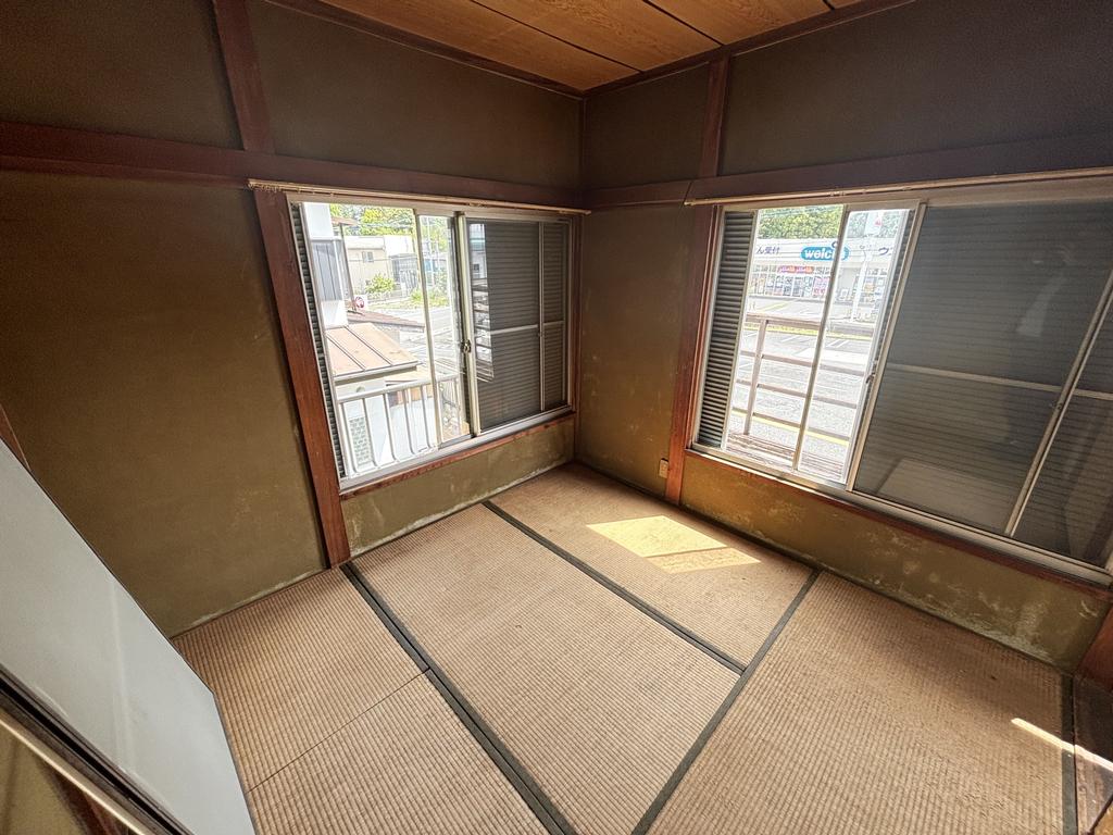 Vintage 3-Bedroom House in Tomida 3