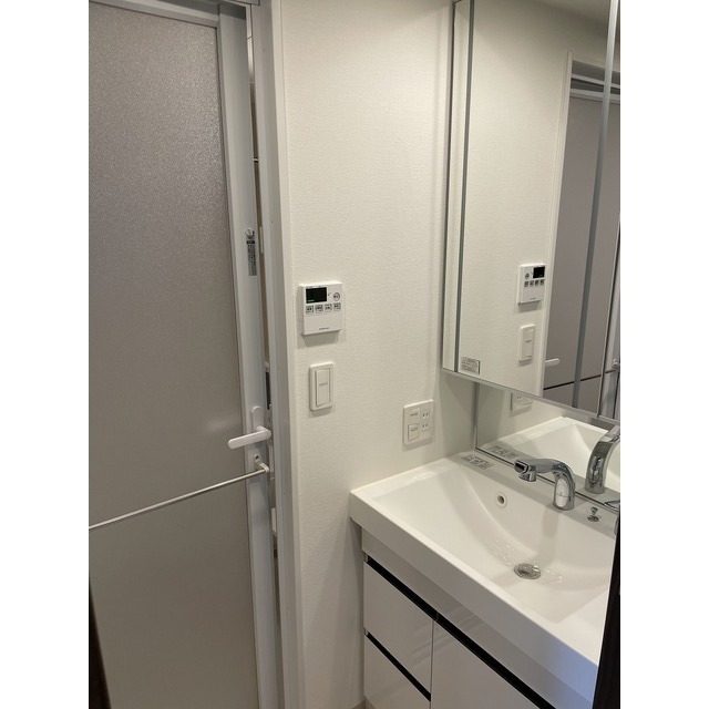Modern 1-Bedroom Condo Near Station in Kitahorie 8