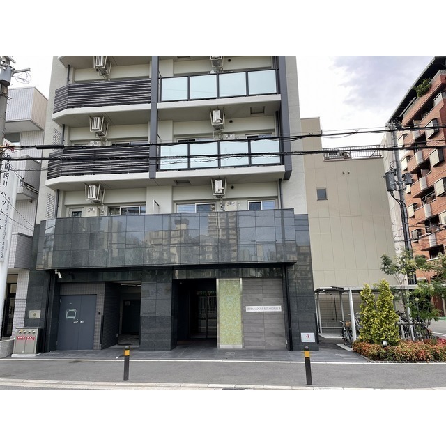 Modern 1-Bedroom Condo Near Station in Kitahorie 2
