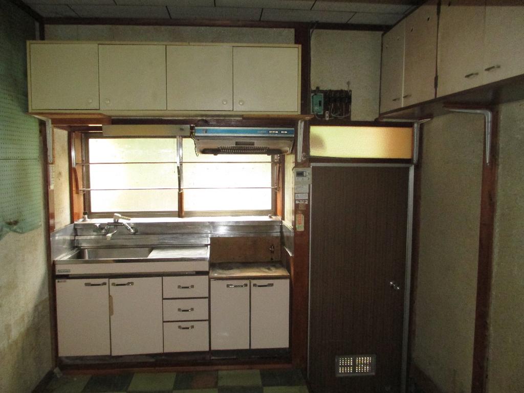 Vintage 4-Bedroom House in Sannomiya 8