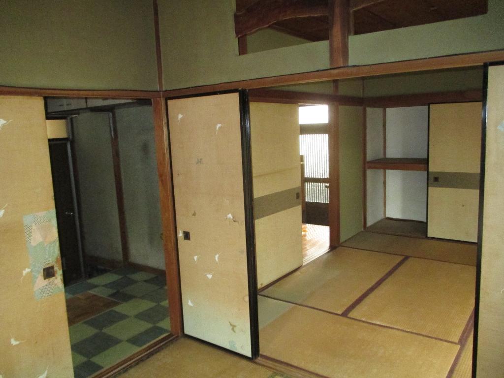 Vintage 4-Bedroom House in Sannomiya 5