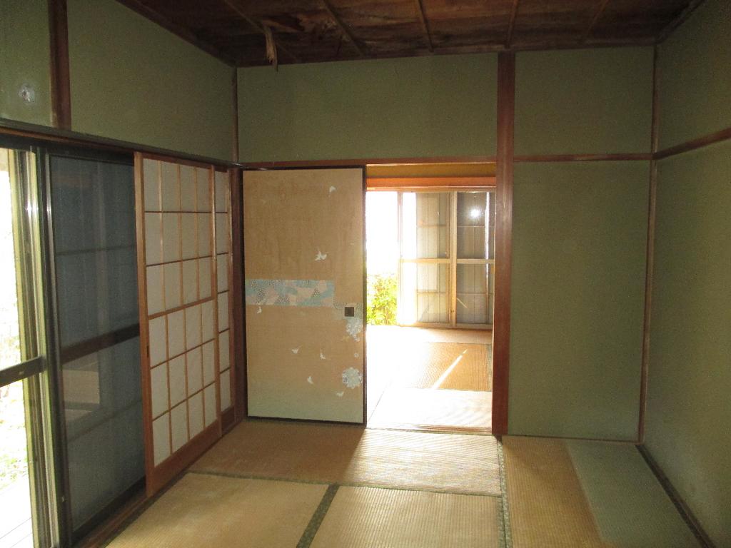 Vintage 4-Bedroom House in Sannomiya 4