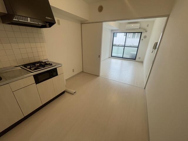 Charming 1-Bedroom Condo Near Station in Nakameguro 4