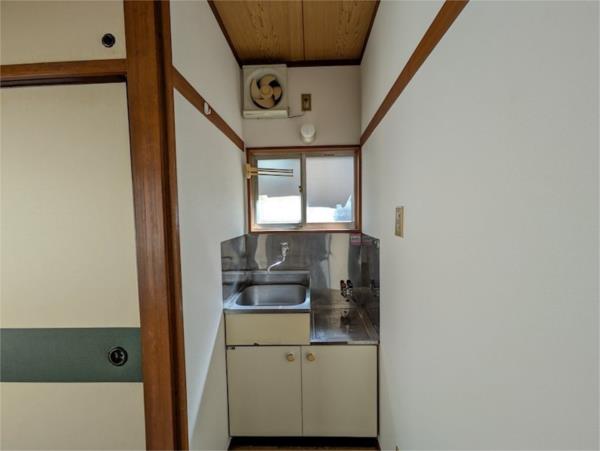 Well-Kept Studio Condo Near Station in Kamimeguro 3