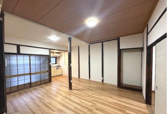 Vintage 2-Bedroom House in Kinrakujicho 1