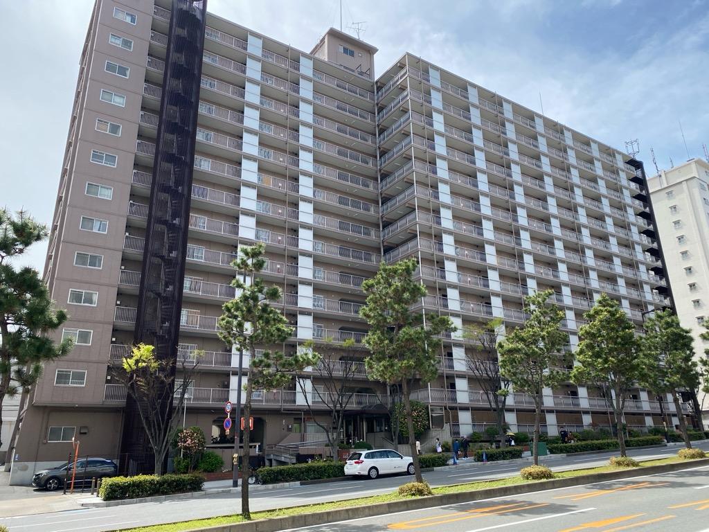 Vintage 3-Bedroom Condo Near Station in Obasecho 0