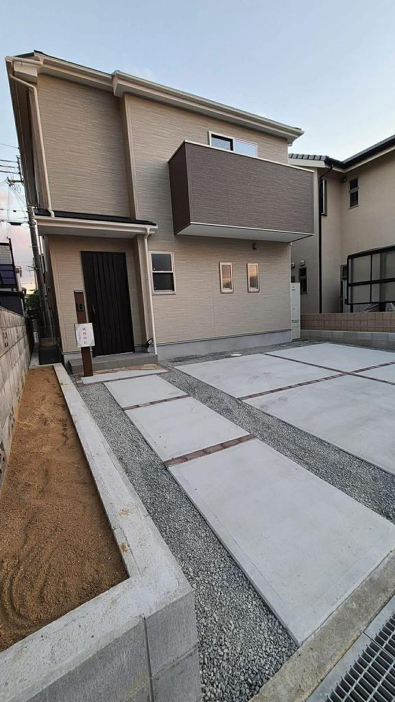 Modern 4-Bedroom House in Ihozaki 1