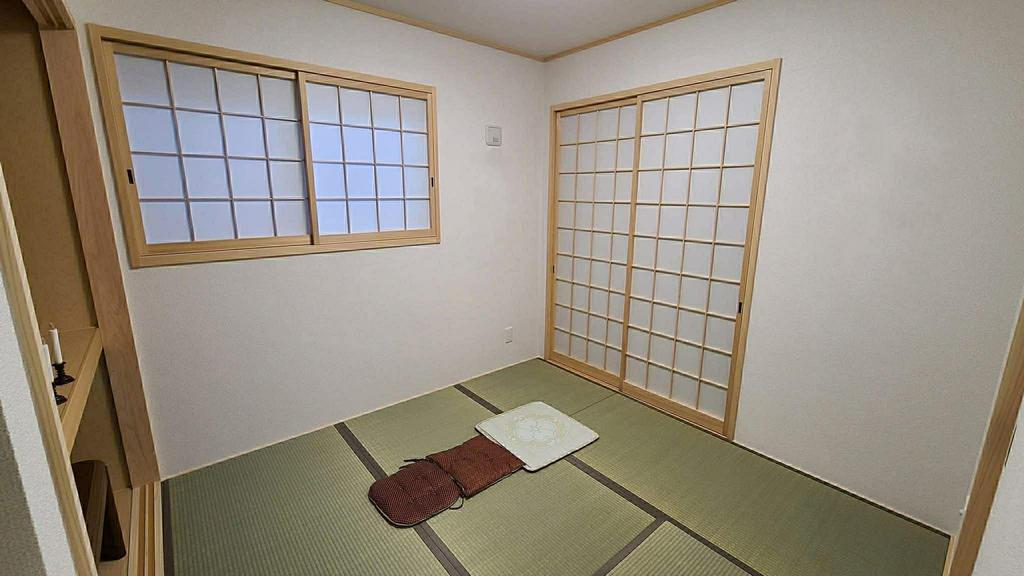 Modern 4-Bedroom House in Ihozaki 5