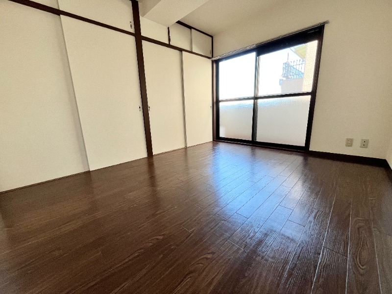 Classic 2-Bedroom Condo Near Station in Honcho 2