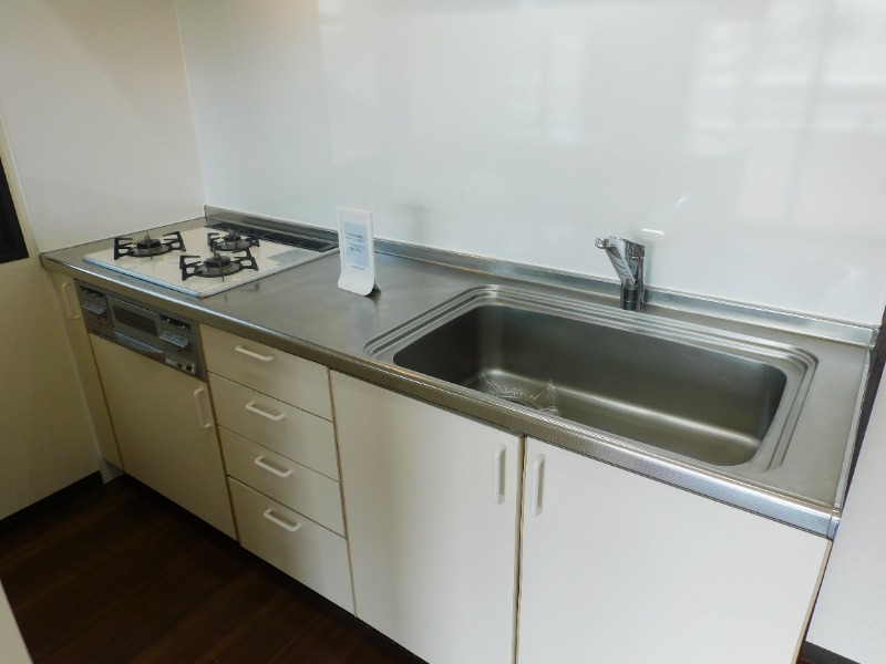 Classic 2-Bedroom Condo Near Station in Honcho 3