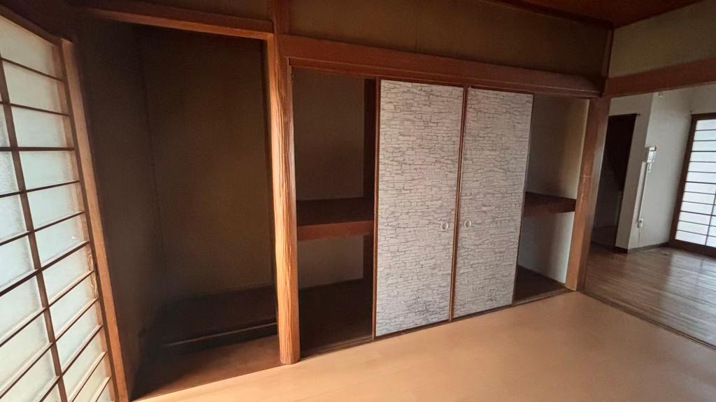 Charming 5-Bedroom House Near Station in Nishikujo ikenochicho 1