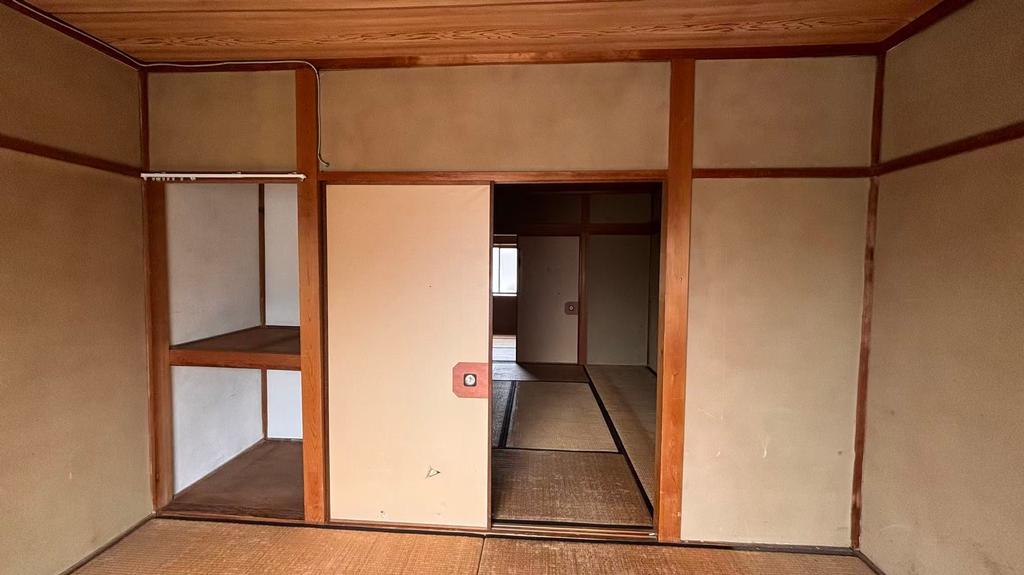 Charming 5-Bedroom House Near Station in Nishikujo ikenochicho 6