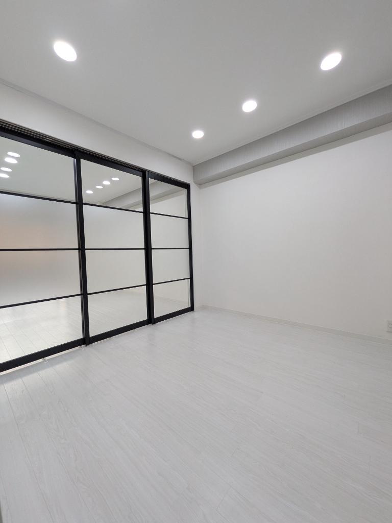 Vintage 1-Bedroom Condo in Higashinakahama 0