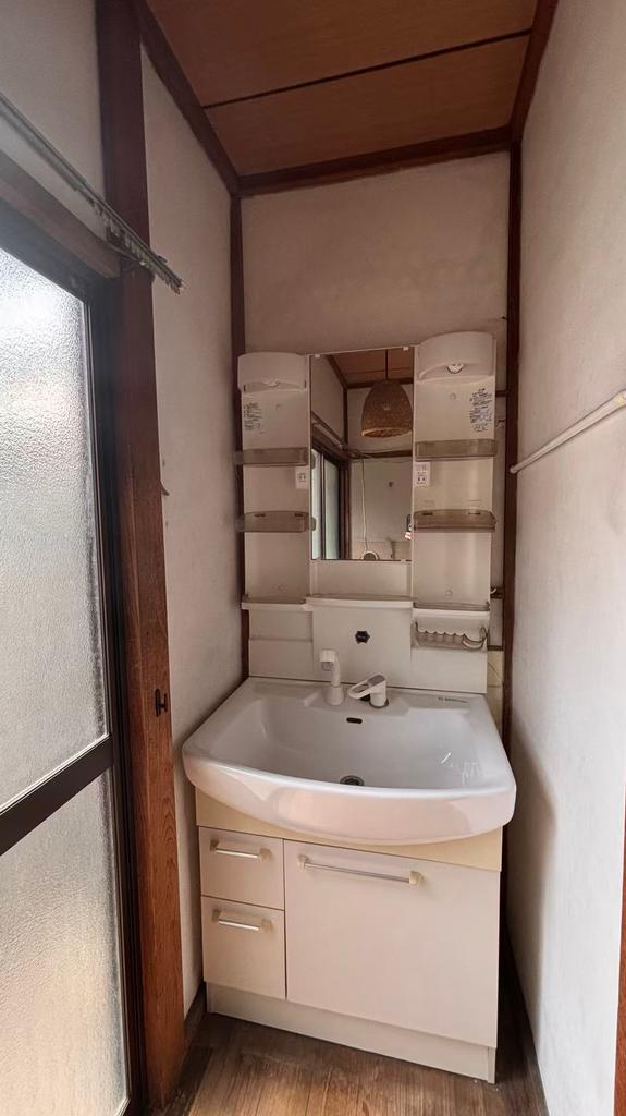 Charming 5-Bedroom House Near Station in Nishikujo ikenochicho 8