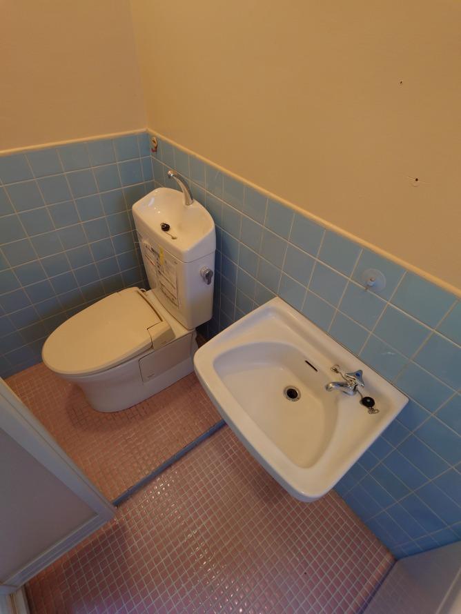 Classic 3-Bedroom Condo in Oshimakamicho 9