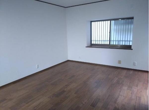 Well-Kept 4-Bedroom House in Higashinakaburi 3