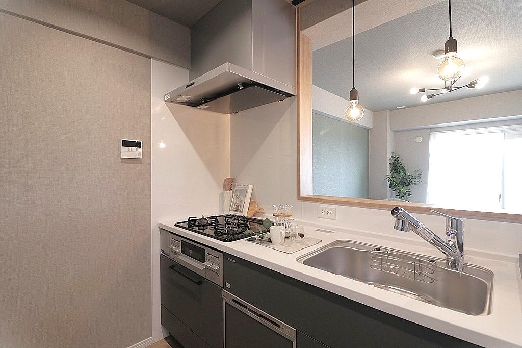 Classic 3-Bedroom Condo Near Station in Keihan hondori 1