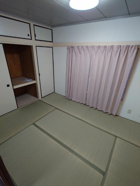 Classic 3-Bedroom Condo in Oshimakamicho 5