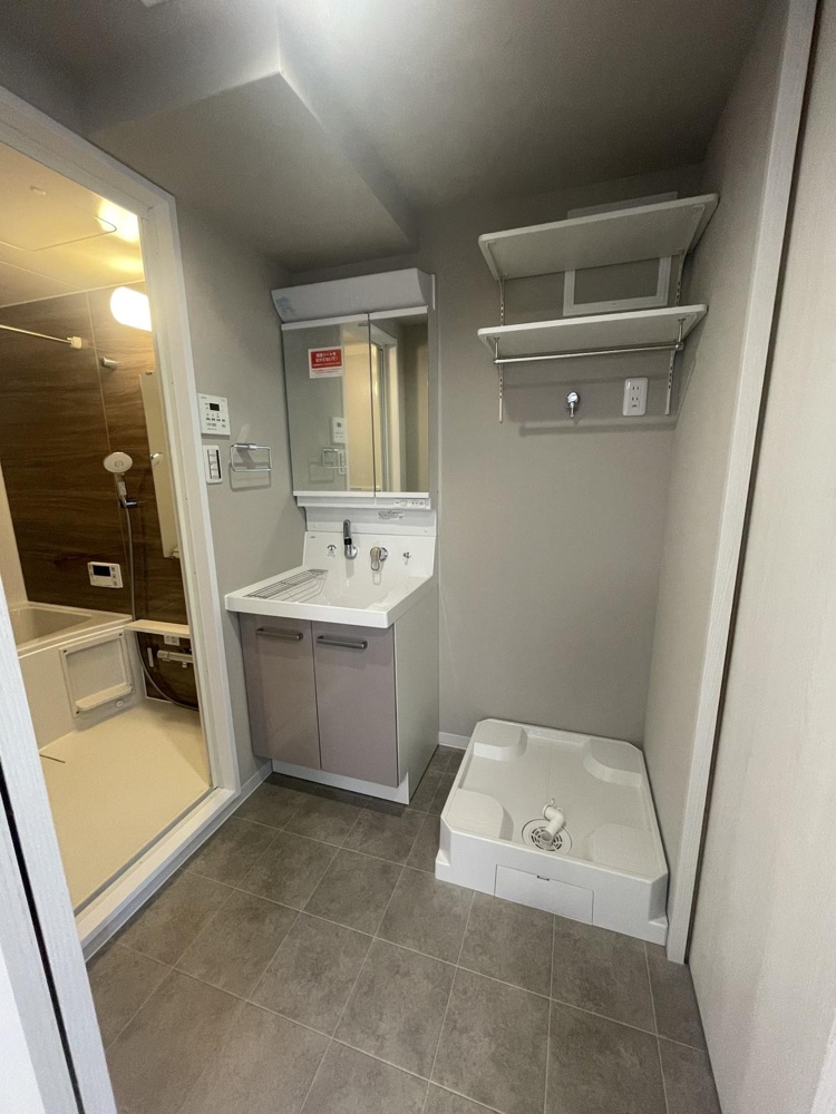 Classic 2-Bedroom Condo in Noe 4
