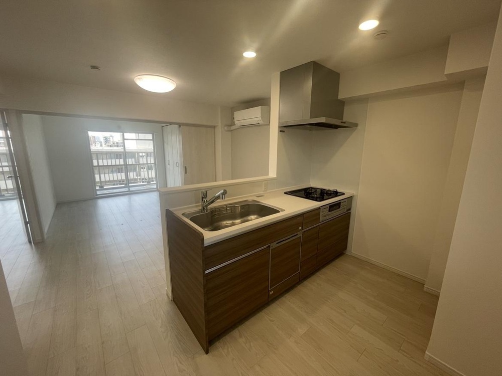 Classic 2-Bedroom Condo in Noe 2