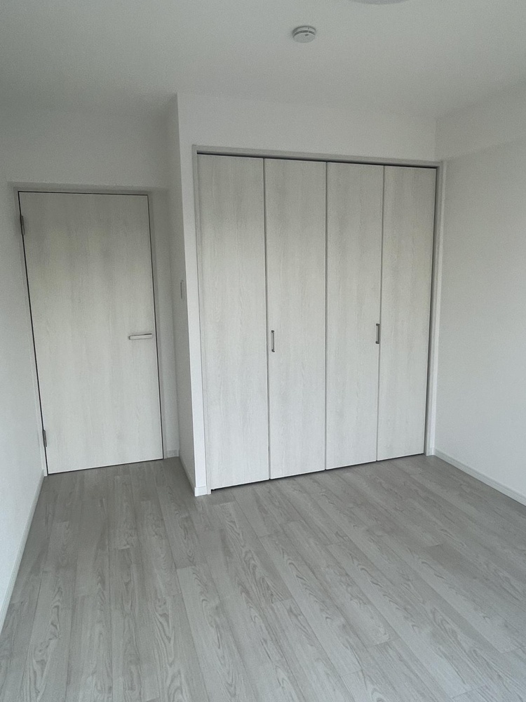 Classic 2-Bedroom Condo in Noe 6