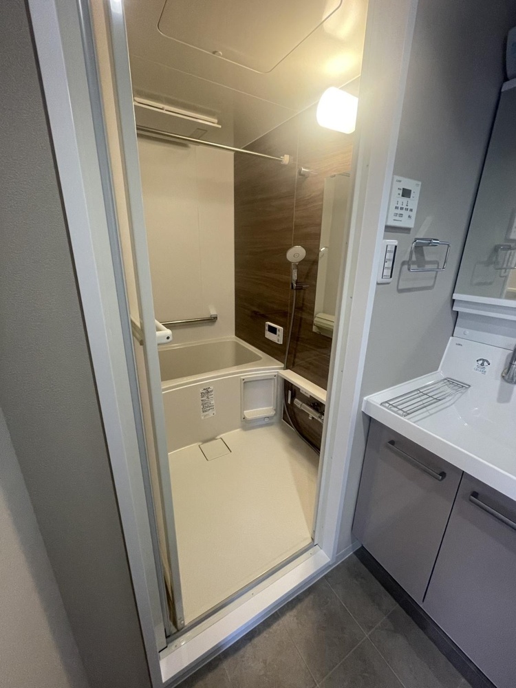 Classic 2-Bedroom Condo in Noe 3