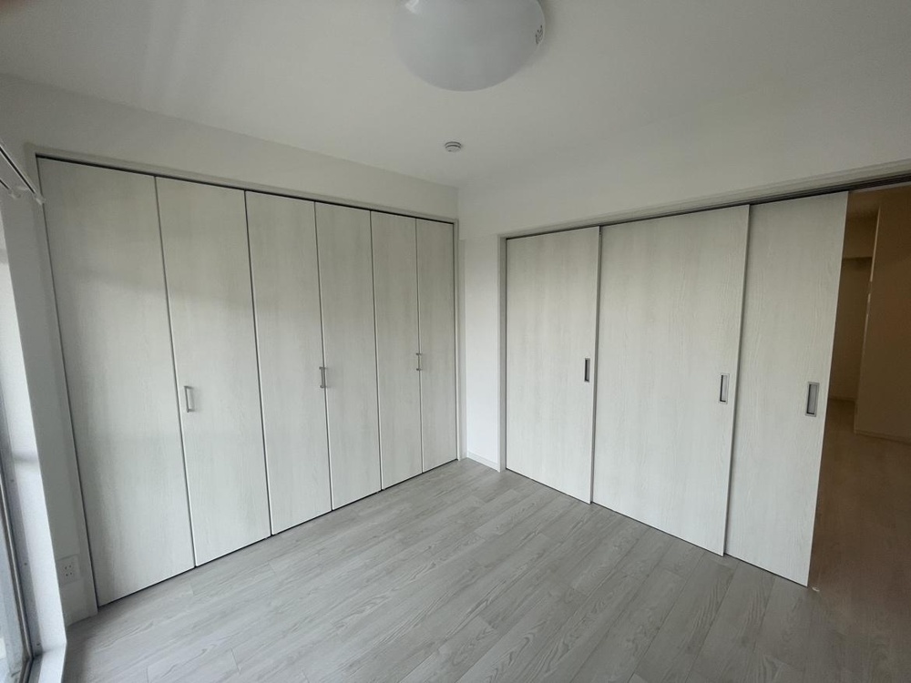 Classic 2-Bedroom Condo in Noe 7