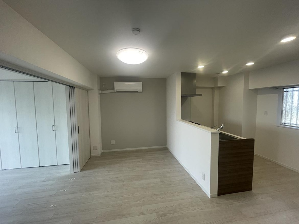Classic 2-Bedroom Condo in Noe 8