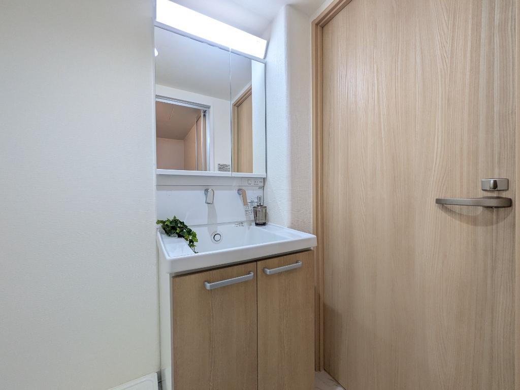 Well-Kept 2-Bedroom Condo Near Station in Toyosaki 8