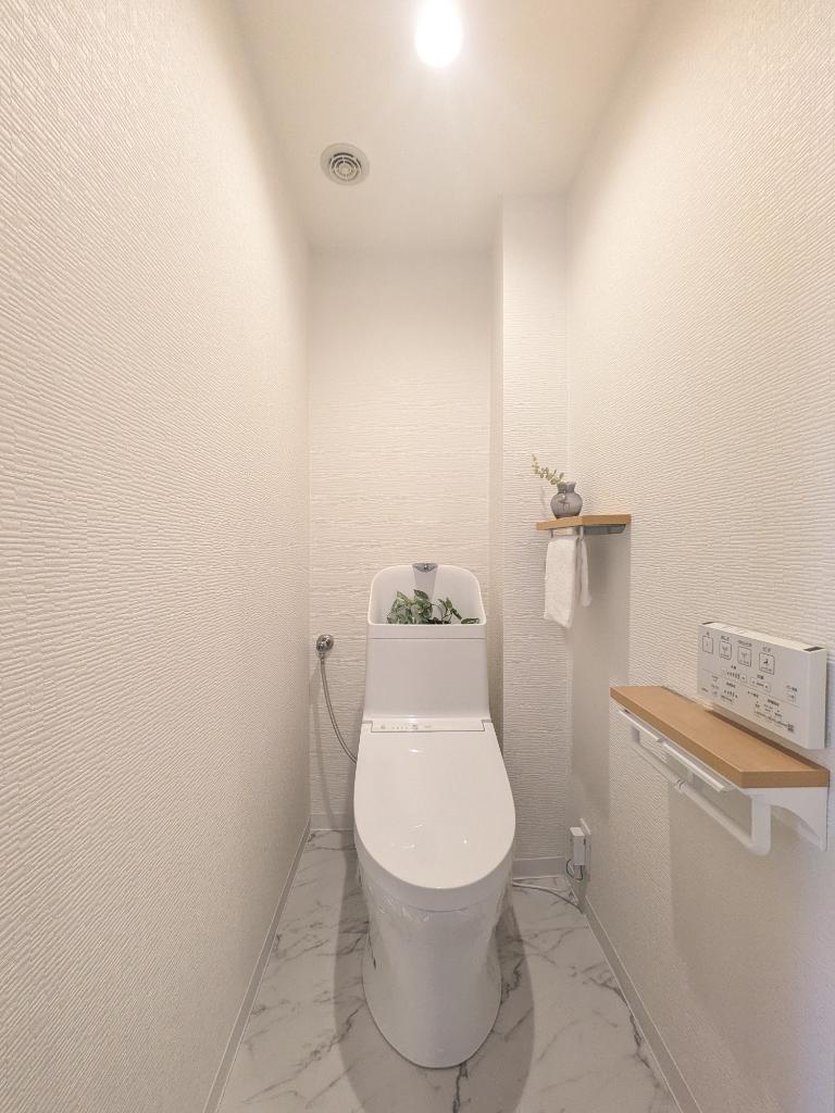 Well-Kept 2-Bedroom Condo Near Station in Toyosaki 6