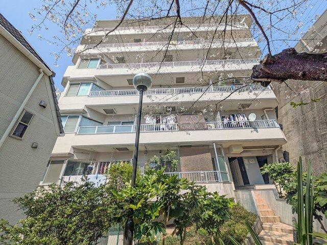 Well-Kept 2-Bedroom Condo in Akabanedai 1