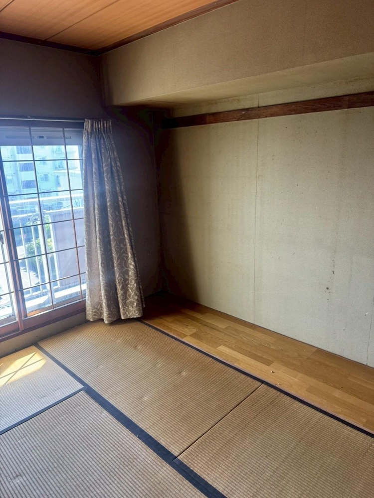 Vintage 3-Bedroom Condo in Okata 8