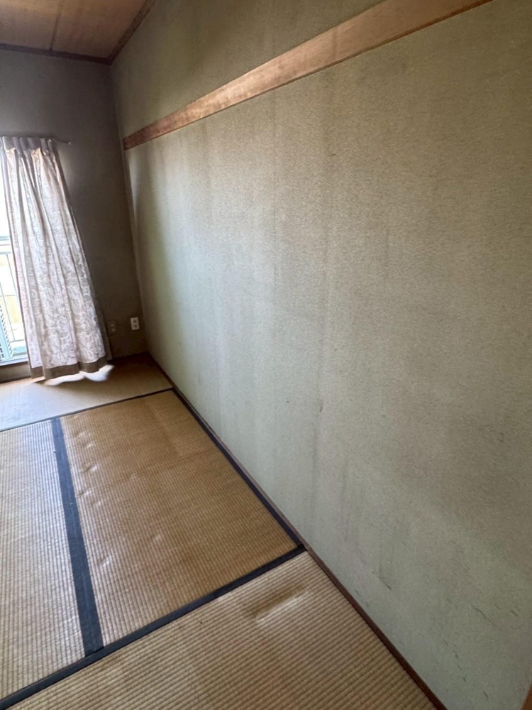Vintage 3-Bedroom Condo in Okata 6