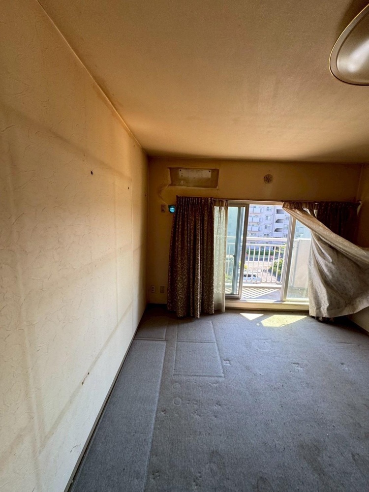 Vintage 3-Bedroom Condo in Okata 9