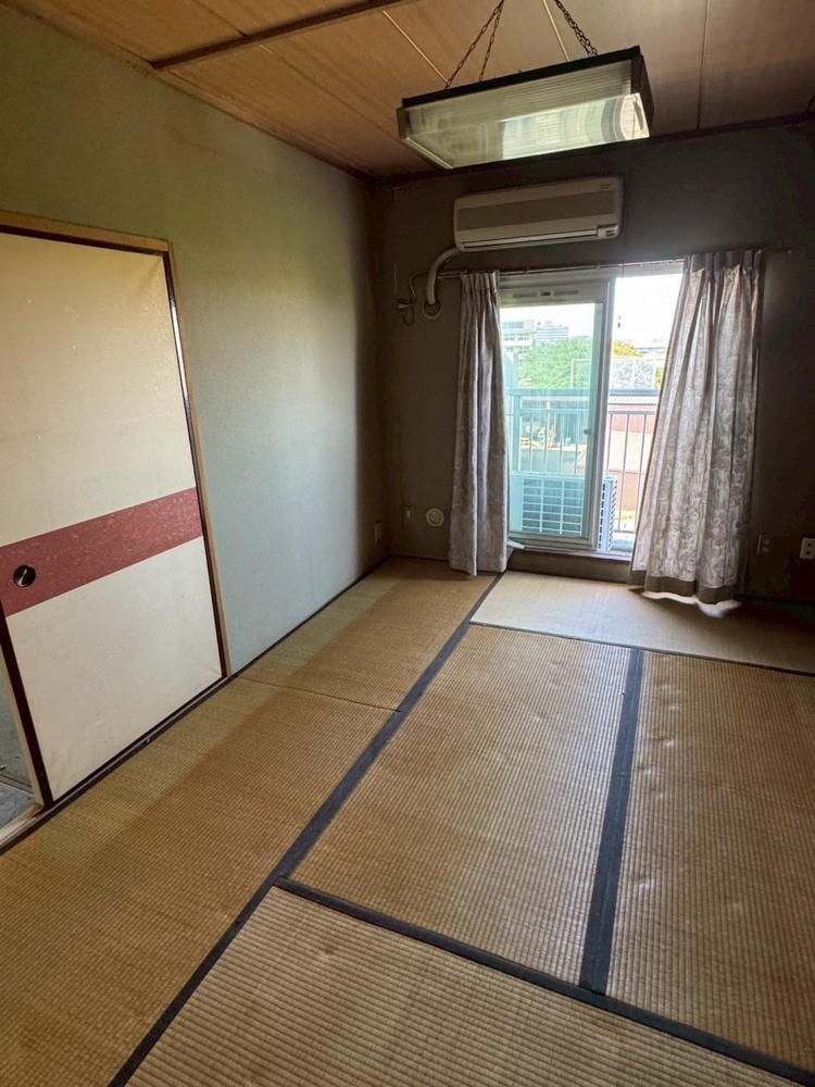 Vintage 3-Bedroom Condo in Okata 7