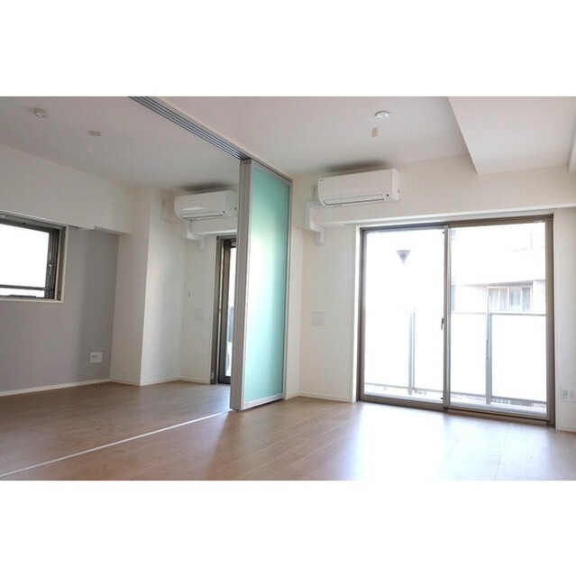 Modern 1-Bedroom Condo in Saginomiya 4