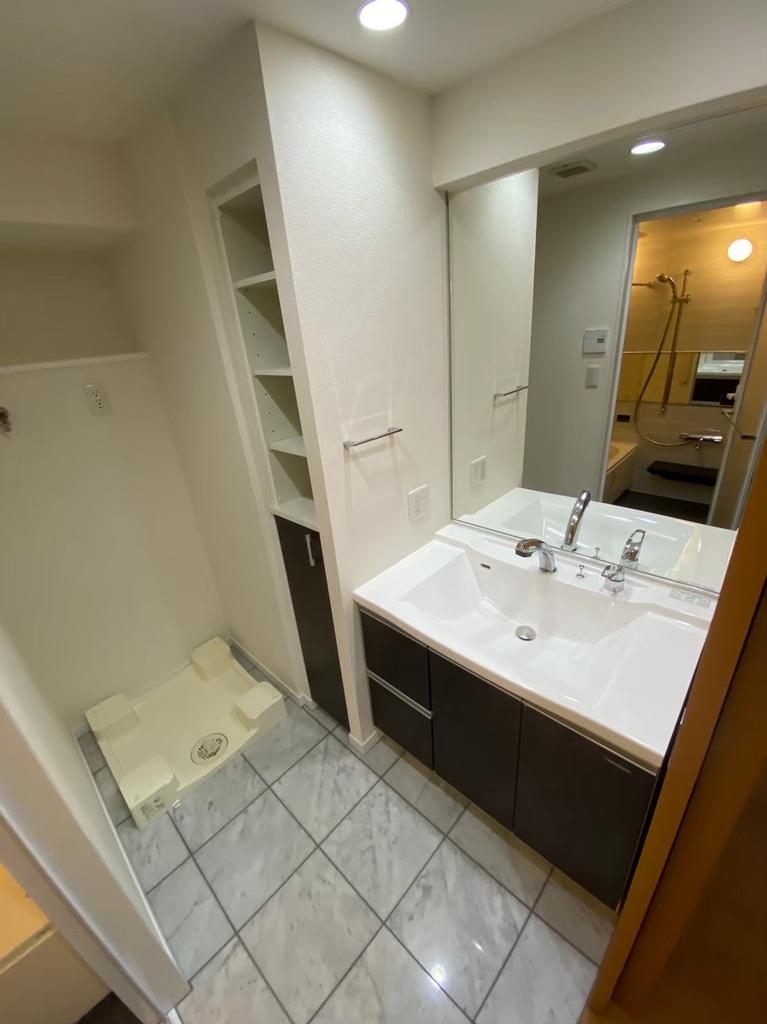 Modern 1-Bedroom Condo Near Station in Minamihorie 6